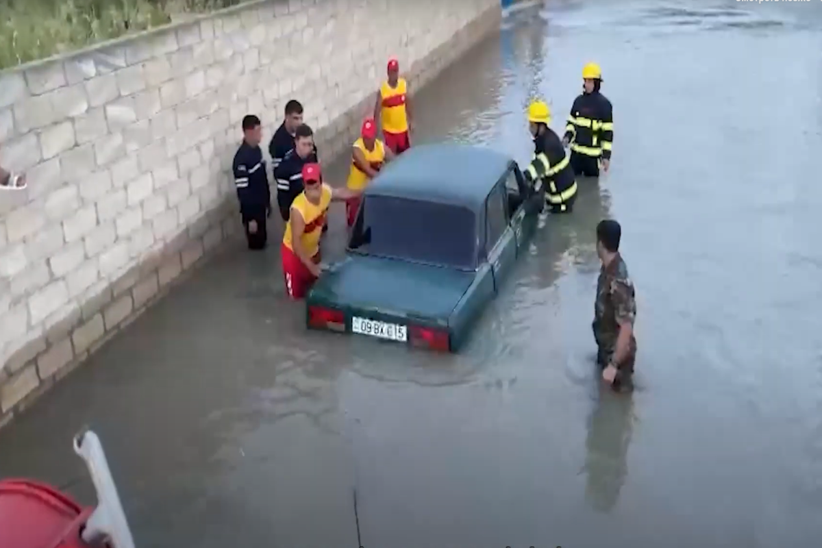 Yuxarı Qarabağ kanalının daşması nəticəsində su basmış ərazidən təxliyə işləri başlayıb - VİDEO 