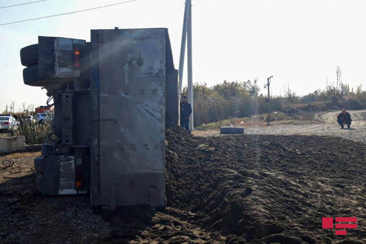 Qubada "KamAZ" aşıb, ölən və xəsarət alanlar var