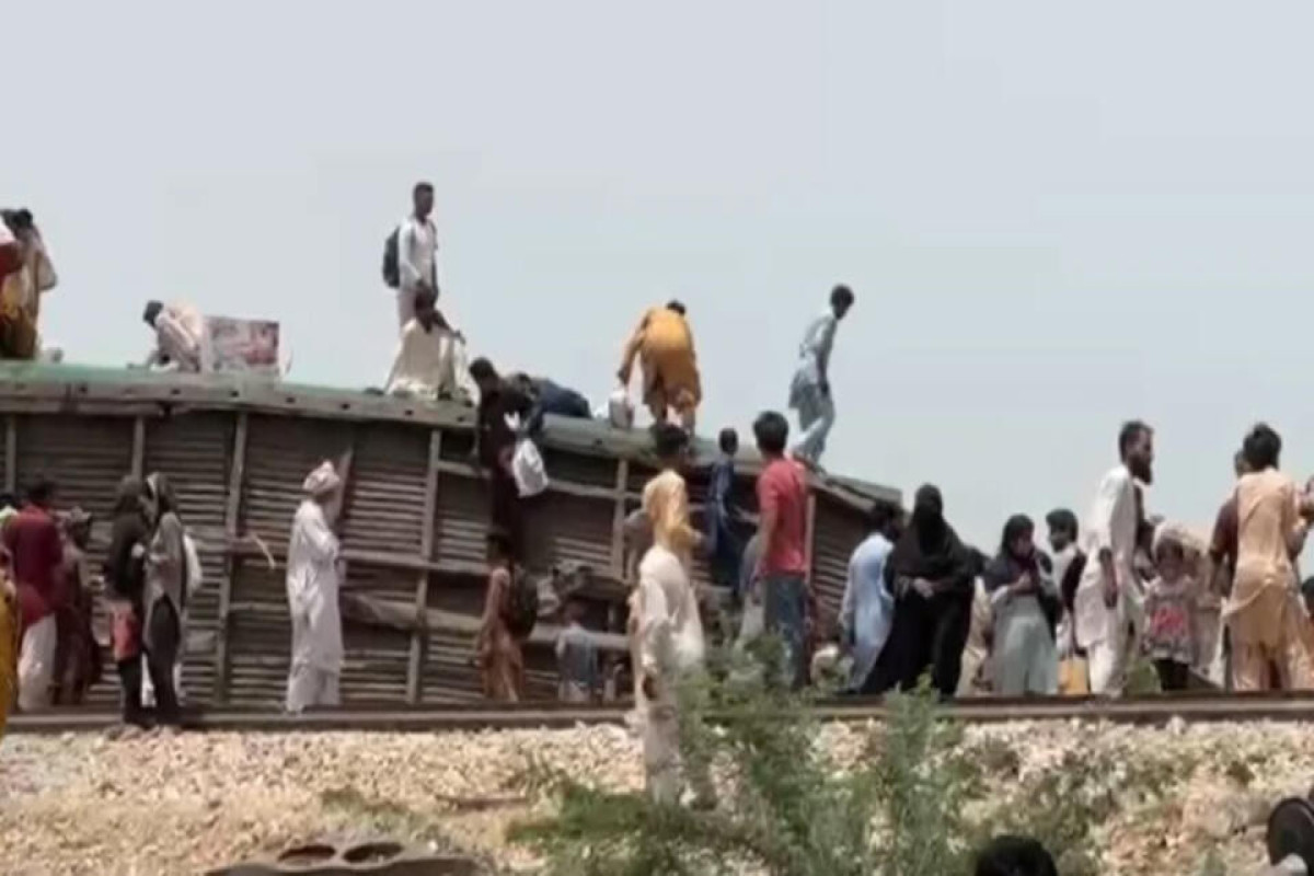 Pakistanda qatar relsdən çıxıb, 30 nəfər ölüb - YENİLƏNİB 