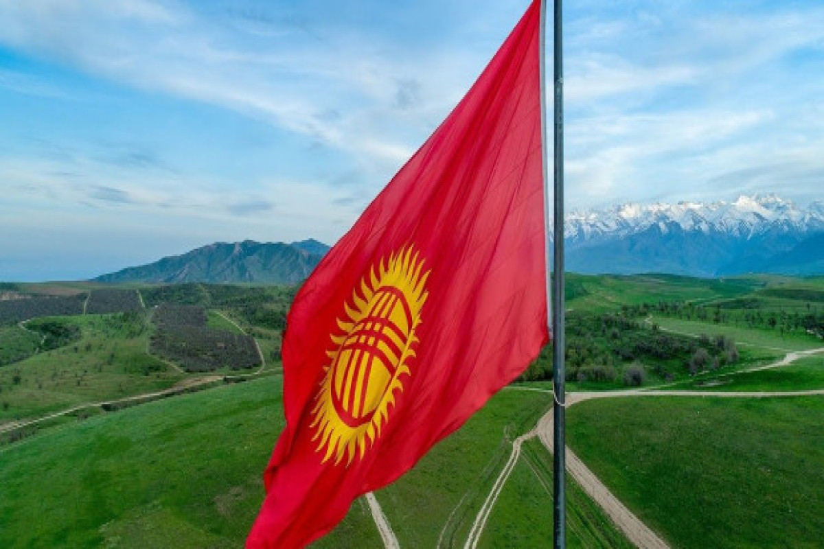 Киргизия или кыргызстан. Флаг Кыргызской Республики. Флаги Киргизии и Кыргызстана. Флаг Республики Кыргызстан. Кыргызстан Бишкек флаг.