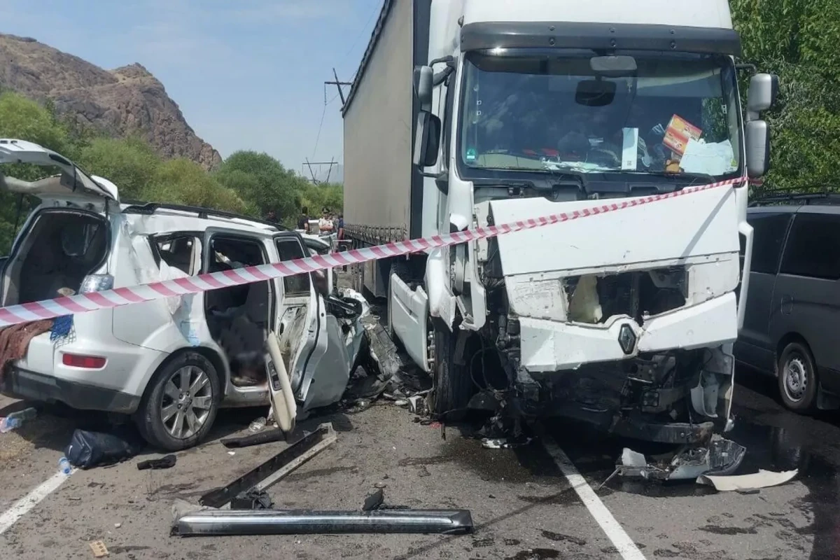 Ermənistanda yol qəzasında 3 nəfər ölüb, bir nəfər yaralanıb