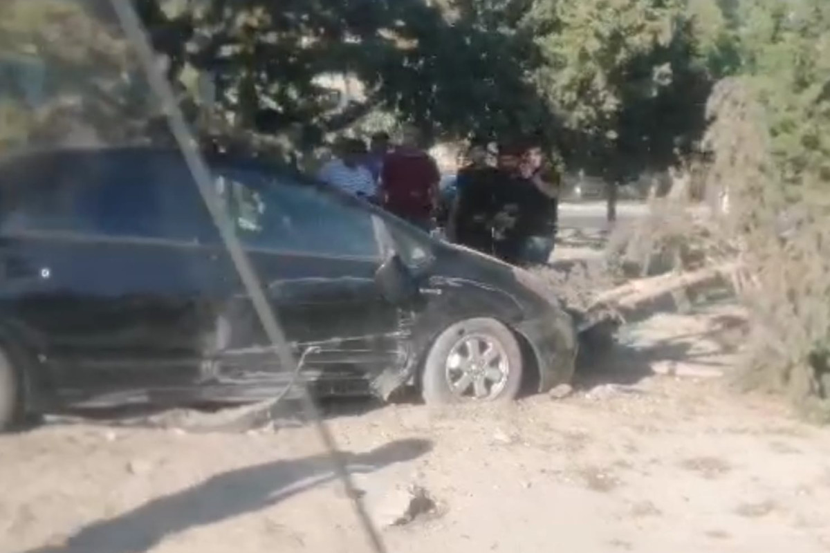 Sumqayıtda avtomobil piyadaları vurmamaq üçün ağaclara çırpılıb