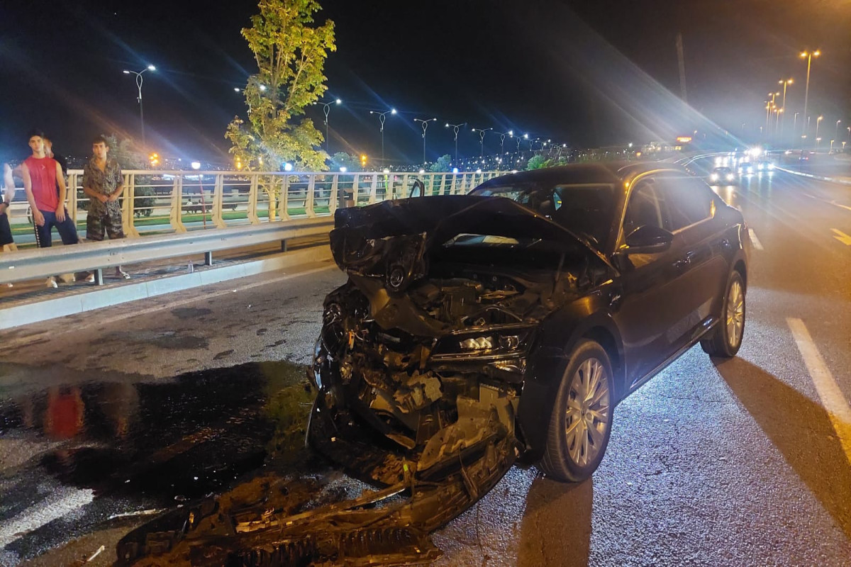 Bakıda 2 avtomobil toqquşub, xəsarət alan var-FOTO 