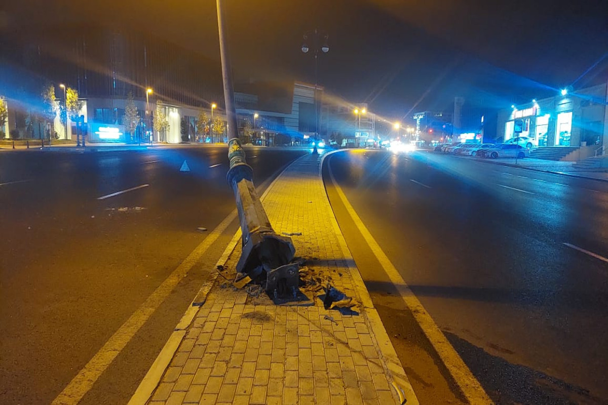 Bakıda avtomobil işıq dirəyini aşırıb - FOTO 