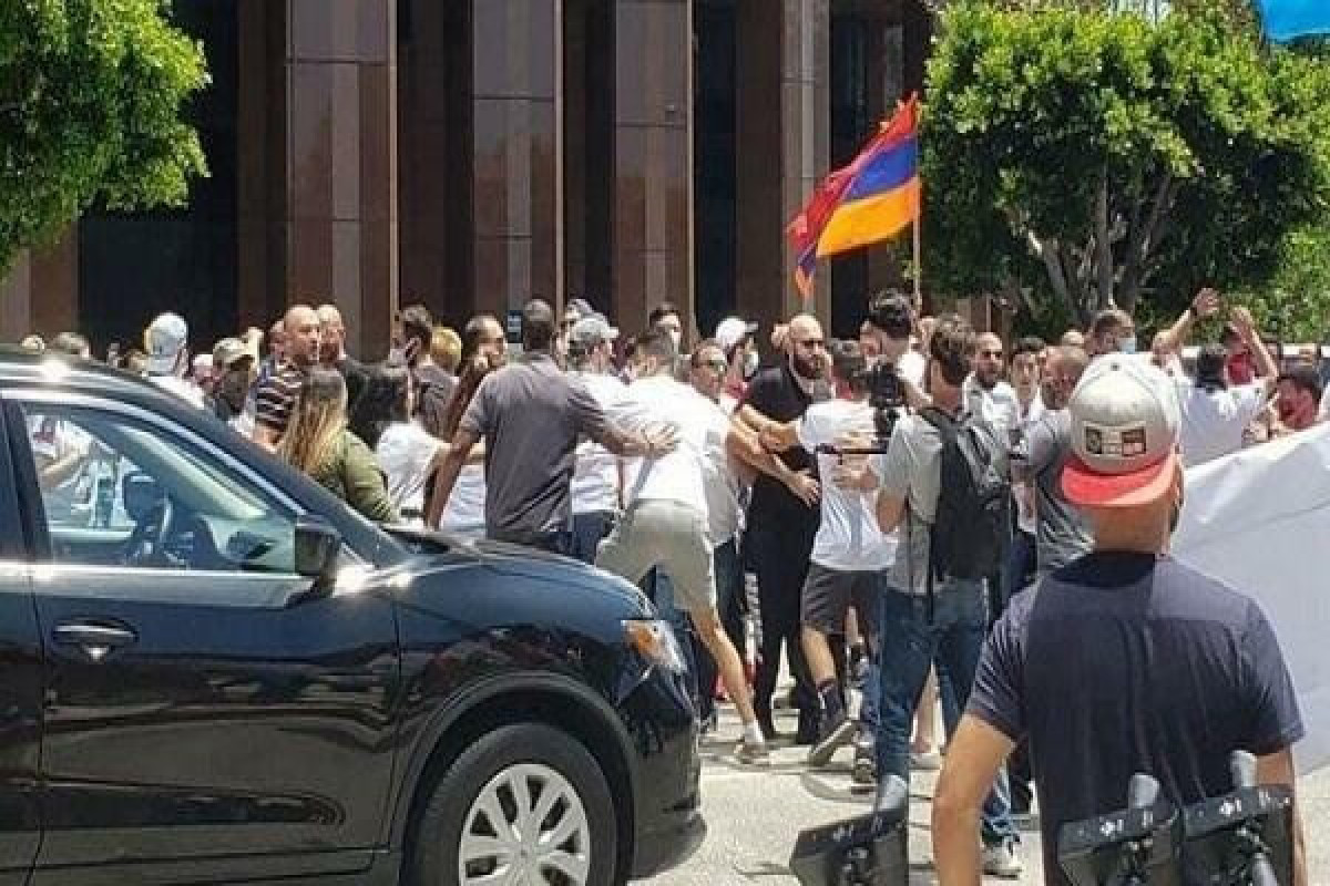 Ermənilər Azərbaycanın Los-Ancelesdəki Baş konsulluğunun binası qarşısında aksiya keçirir