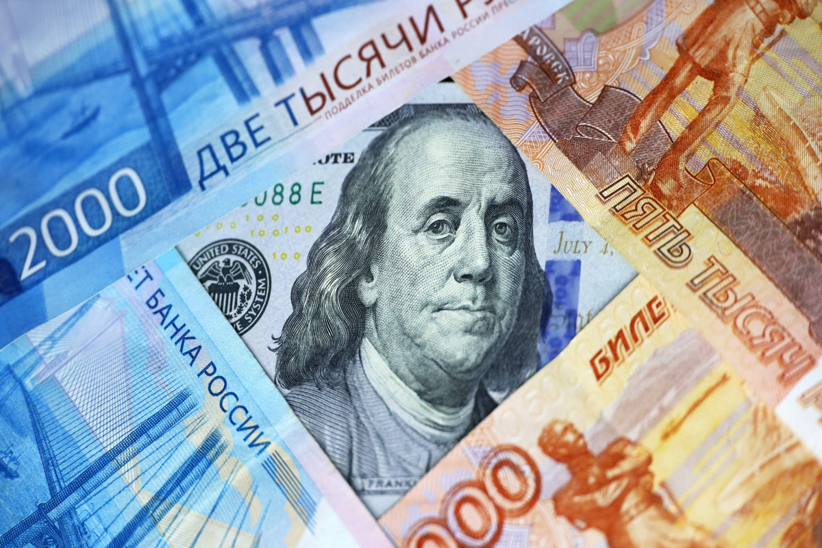 Rusiyada dolların məzənnəsi 100 rublu ötüb