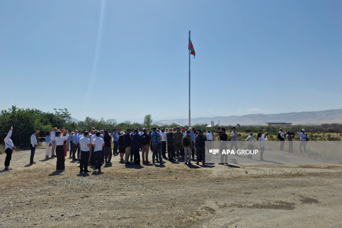 Xarici diplomatlar Ağdamda Konfrans Mərkəzi və Bayraq meydanında olublar - FOTO 
