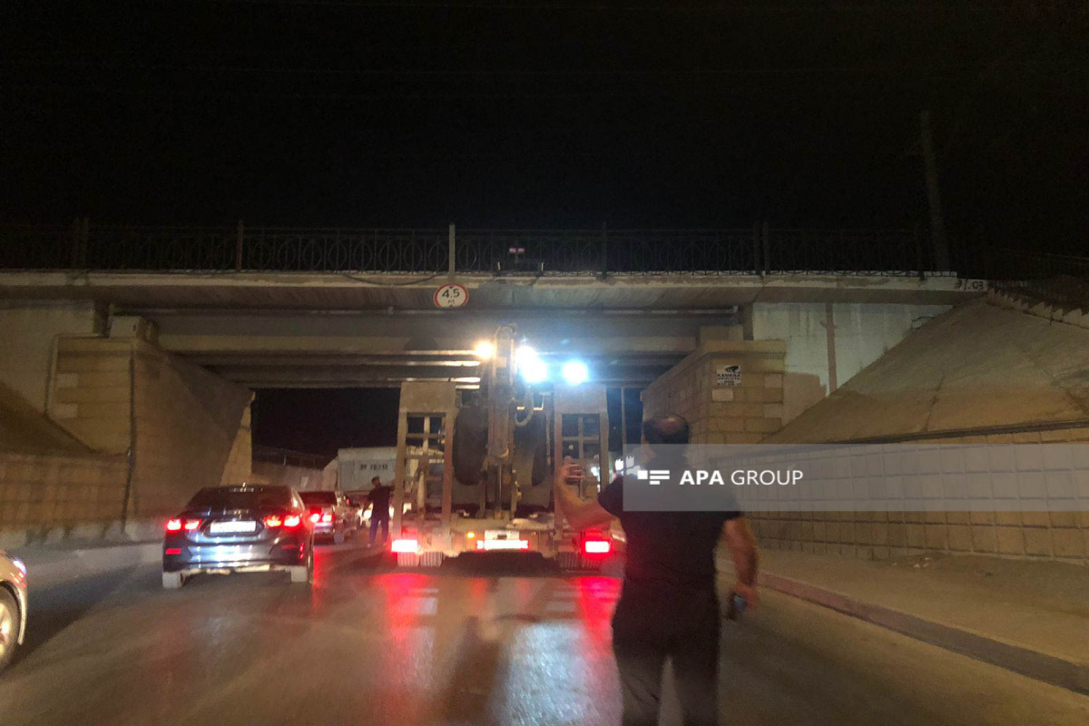 Bakıda yük avtomobili körpünün altına ilişib, tıxac yaranıb - FOTO 
