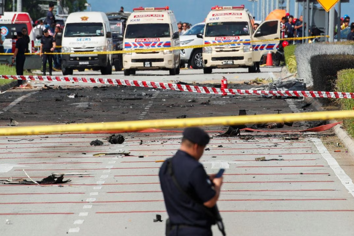 At least 10 dead in Malaysia after plane crashes onto expressway - PHOTO  - UPDATED 