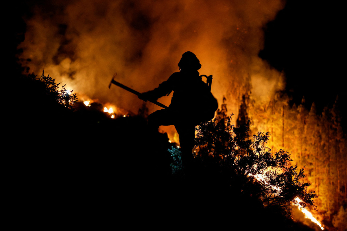 Thousands evacuated as wildfire on Spain