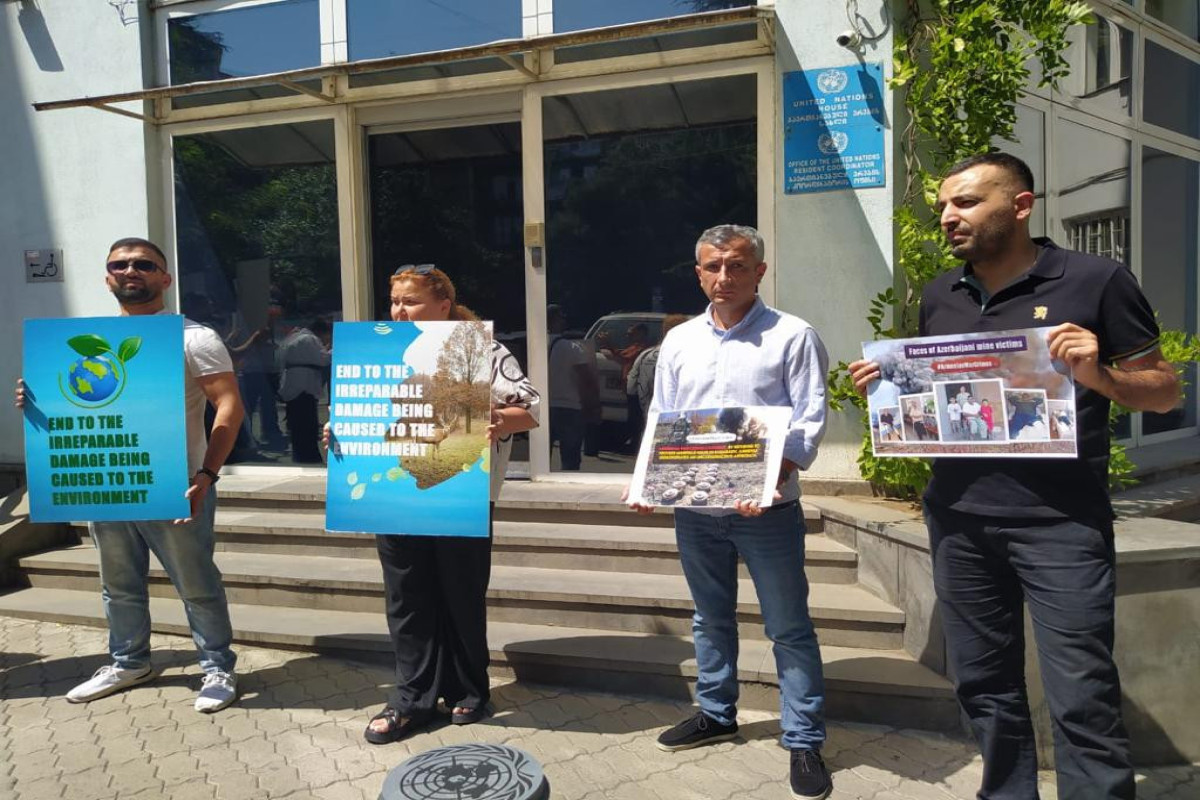 Gürcüstandakı Azərbaycan icması BMT-nin Tbilisidəki ofisi qarşısında dinc aksiya keçirib