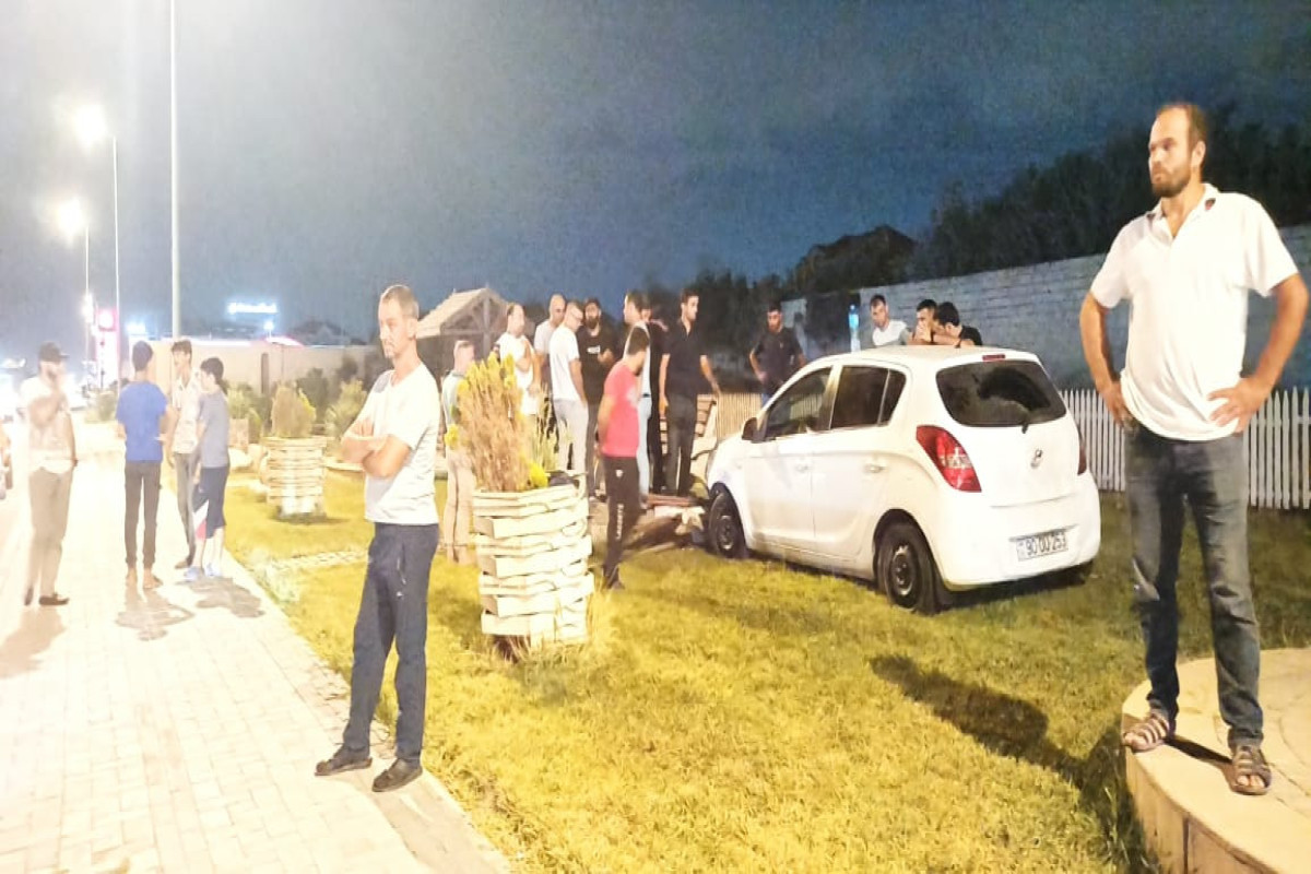 Sumqayıtda maşın mağazaya çırpılıb - FOTO 
