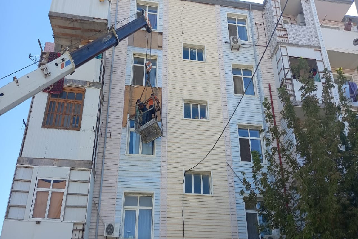 Şirvanda yaşayış binasının fasadında yanar üzlüyün sökülməsi təmin edilib