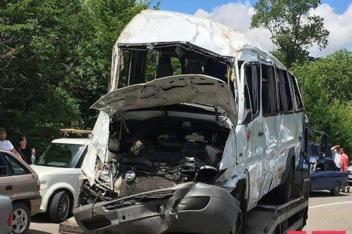 Şəmkirdə işçiləri daşıyan mikroavtobus qəzaya düşüb, altı nəfər xəsarət alıb - ADLAR  - YENİLƏNİB 