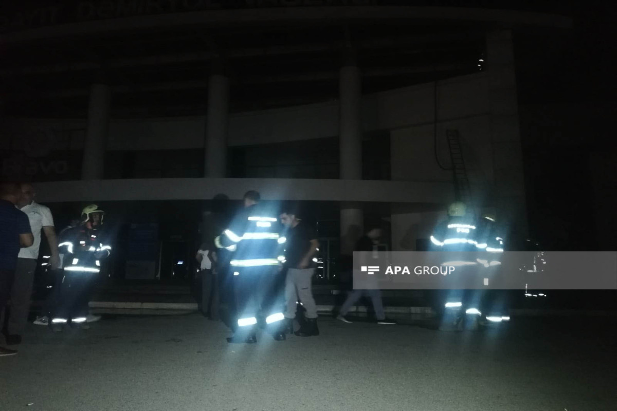 На Сумгайытском железнодорожном вокзале произошел пожар, эвакуированы 10 человек -ОБНОВЛЕНО 