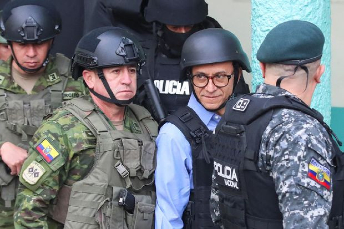 Ekvador prezidentliyinə namizəd səsverməyə dəbilqə və zirehli geyimdə gəlib