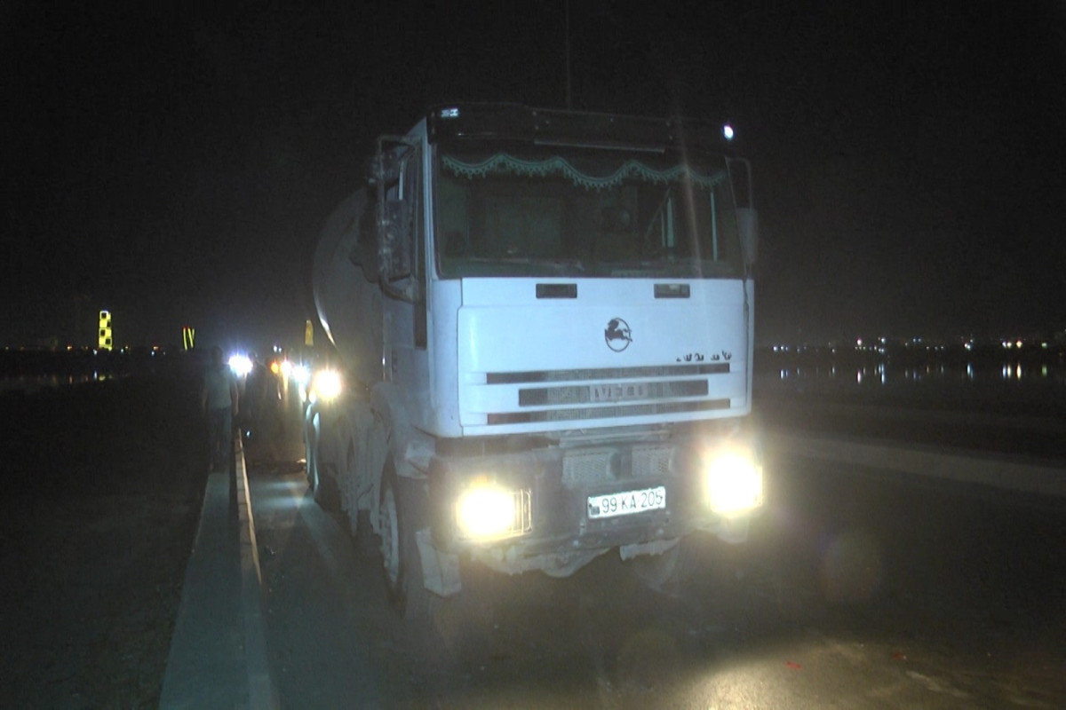 Bakıda minik maşını betonqarışdıran avtomobillə toqquşub