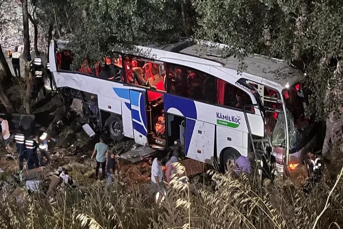 Türkiyədə avtobusun dərəyə aşması nəticəsində 12 nəfər ölüb, 19 yaralı var - YENİLƏNİB 
