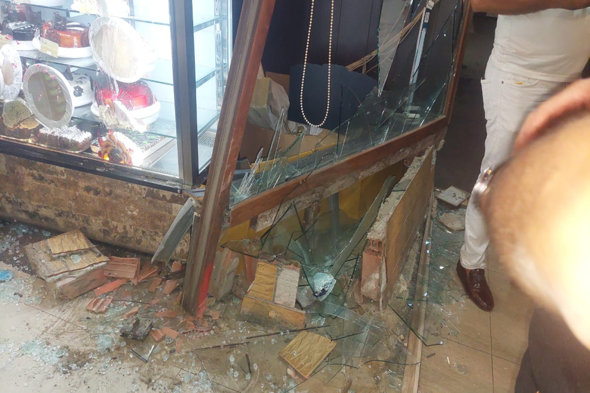 Bakıda avtomobil restorana çırpılıb