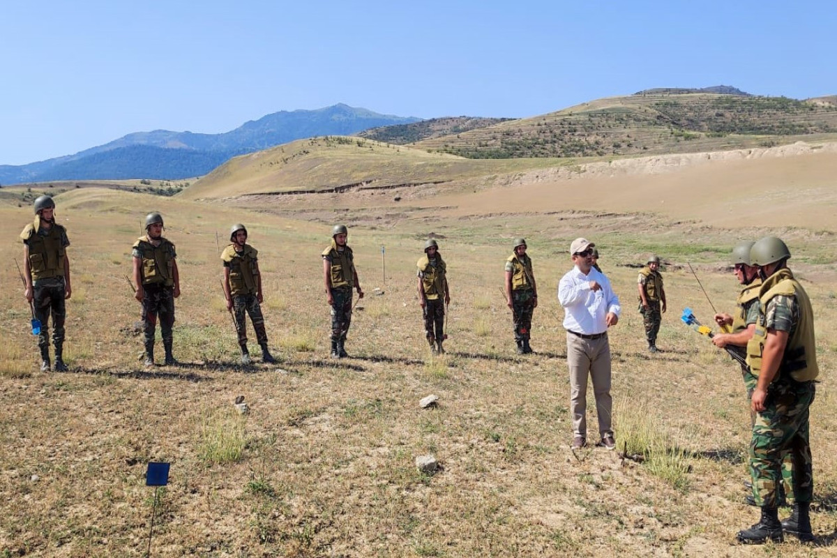 FHN əməkdaşları minatəmizləmə üzrə kurs keçib