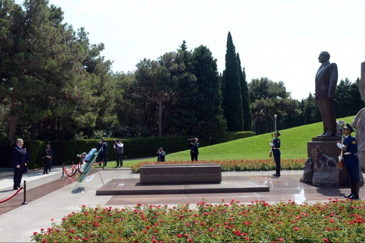 Президент Узбекистана Шавкат Мирзиёев посетил могилу великого лидера Гейдара Алиева