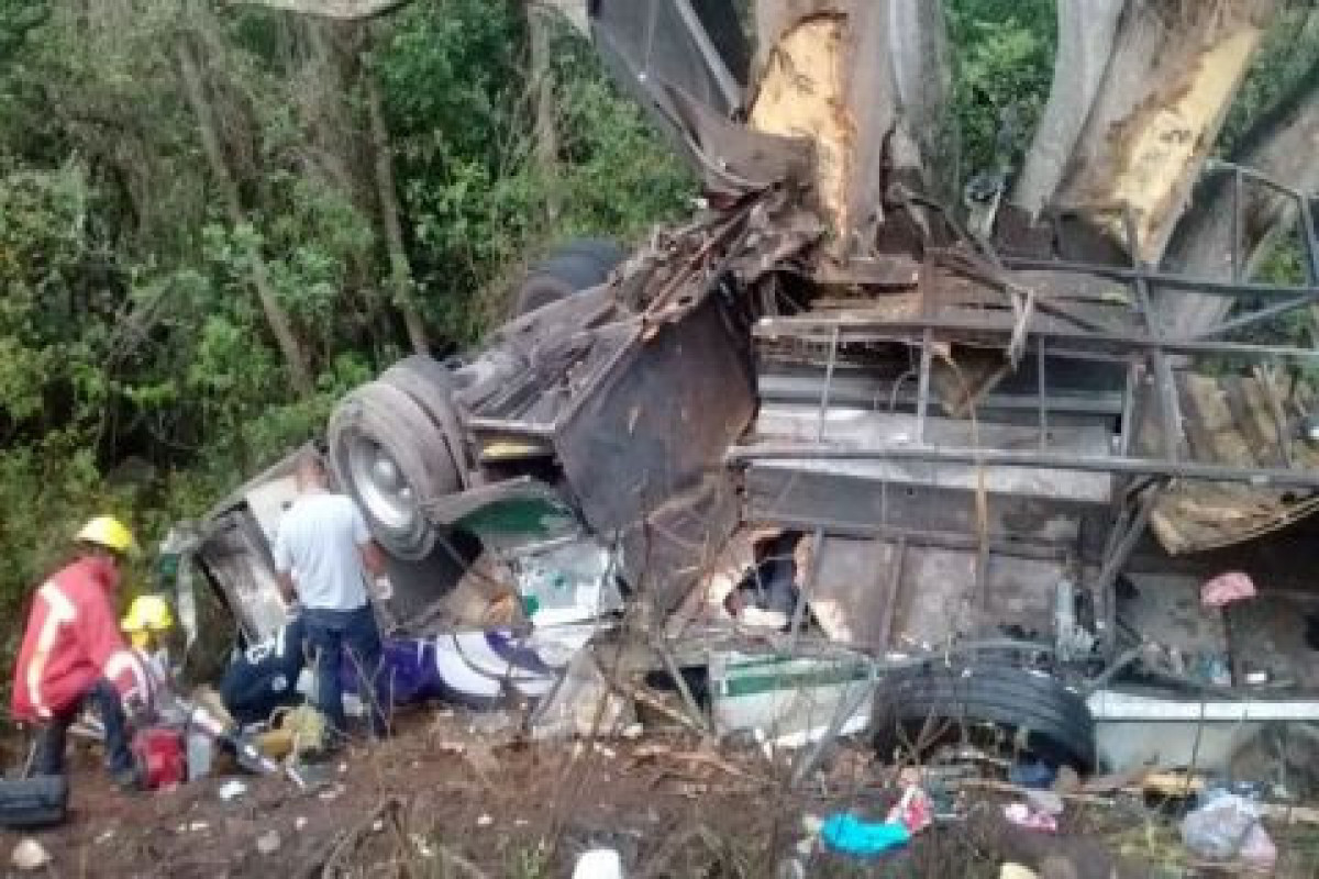 Meksikada avtobus qəzaya uğrayıb, 15 nəfər ölüb
