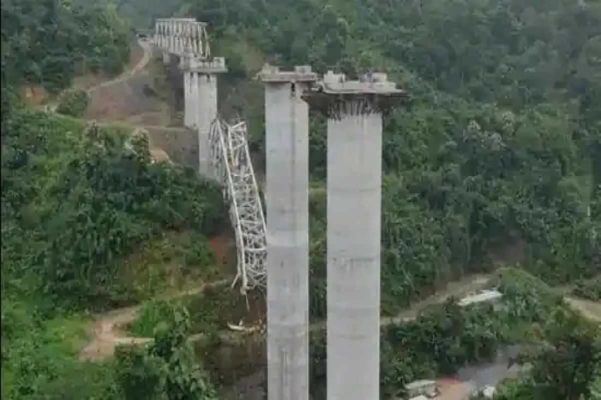 Hindistanda dəmir yolu körpüsünün uçması nəticəsində ölənlərin sayı 26-ya çatıb - YENİLƏNİB 
