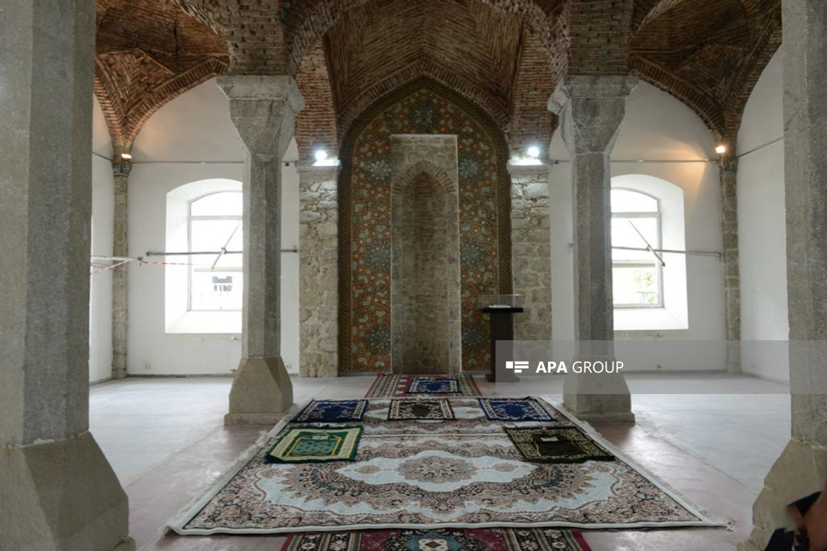 Президенты Азербайджана и Узбекистана посетили мечеть Саатлы в Шуше