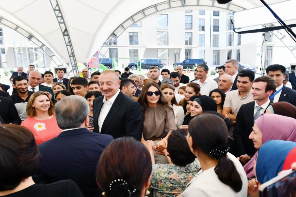 Azərbaycan və Özbəkistan prezidentləri Füzulidə yeni evlərə köçürülmüş sakinlərlə görüşüblər - YENİLƏNİB 
