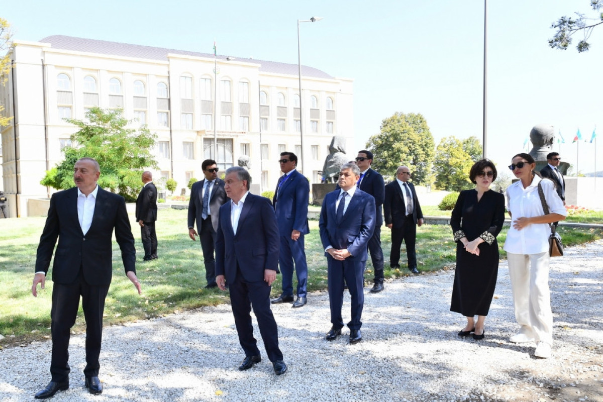Azərbaycan və Özbəkistan prezidentləri Şuşada Natəvan, Bülbül və Üzeyir Hacıbəylinin heykəllərinə baxıblar