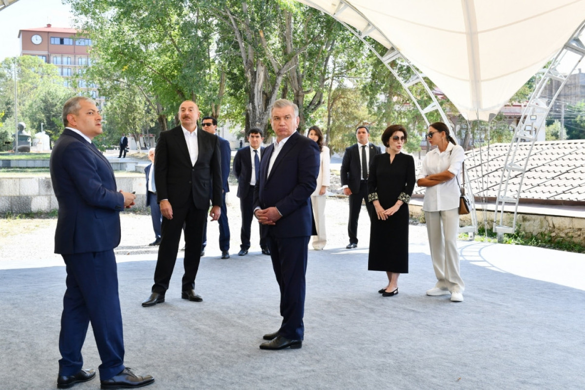 Azərbaycan və Özbəkistan liderləri Şuşanın Baş planı ilə tanış olublar
