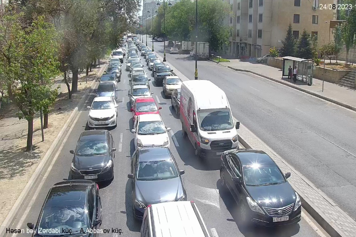 Bakıda yol qəzası olub, "Qələbə dairəsi"ndə sıxlıq yaranıb - FOTO 