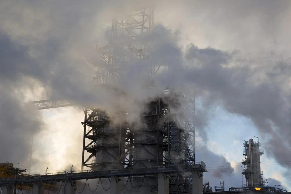 В США горит нефтеперерабатывающий завод, объявлена эвакуация