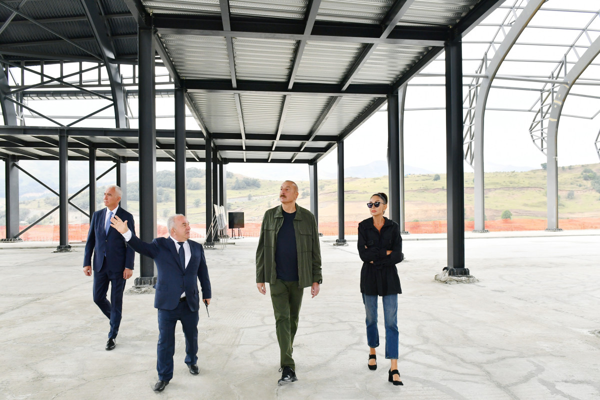 Prezident İlham Əliyev və birinci xanım Mehriban Əliyeva Laçın Beynəlxalq Hava Limanında tikinti işlərinin gedişi ilə tanış olublar - FOTO  - YENİLƏNİB 