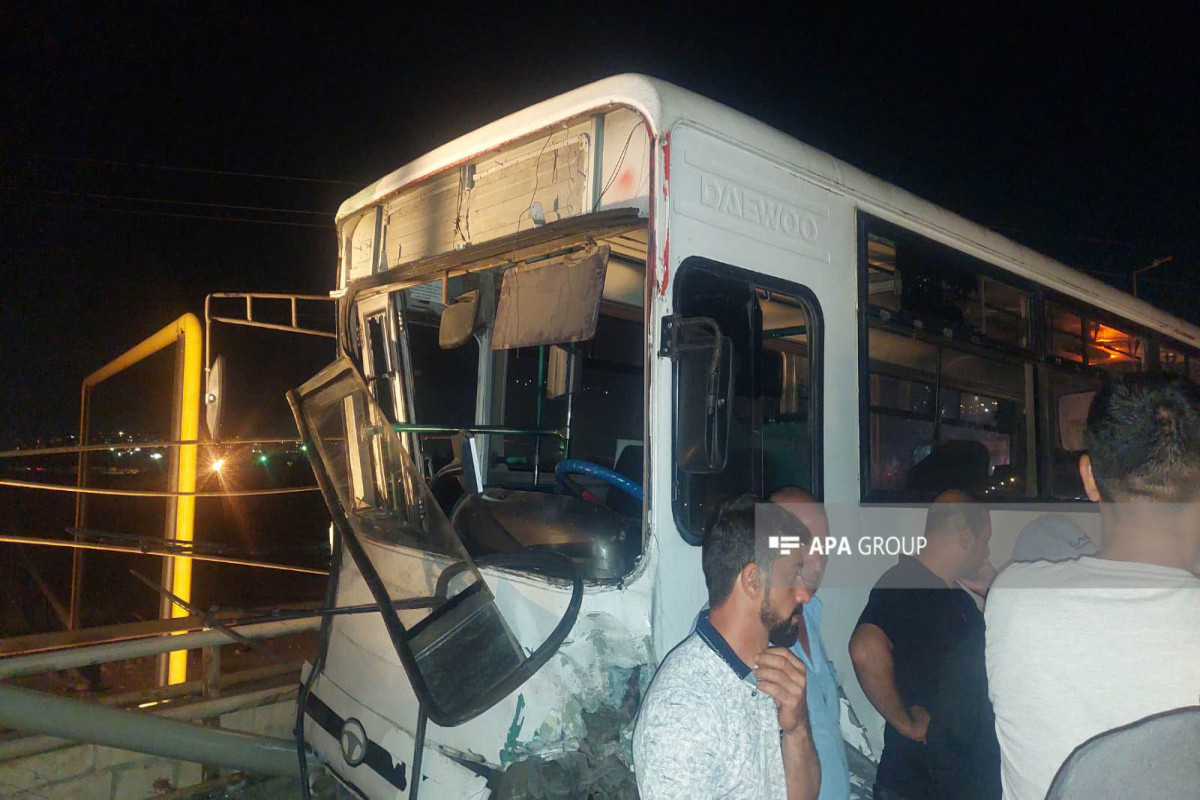 Abşeronda avtobusla minik maşını toqquşub, sürücü ölüb - FOTO 