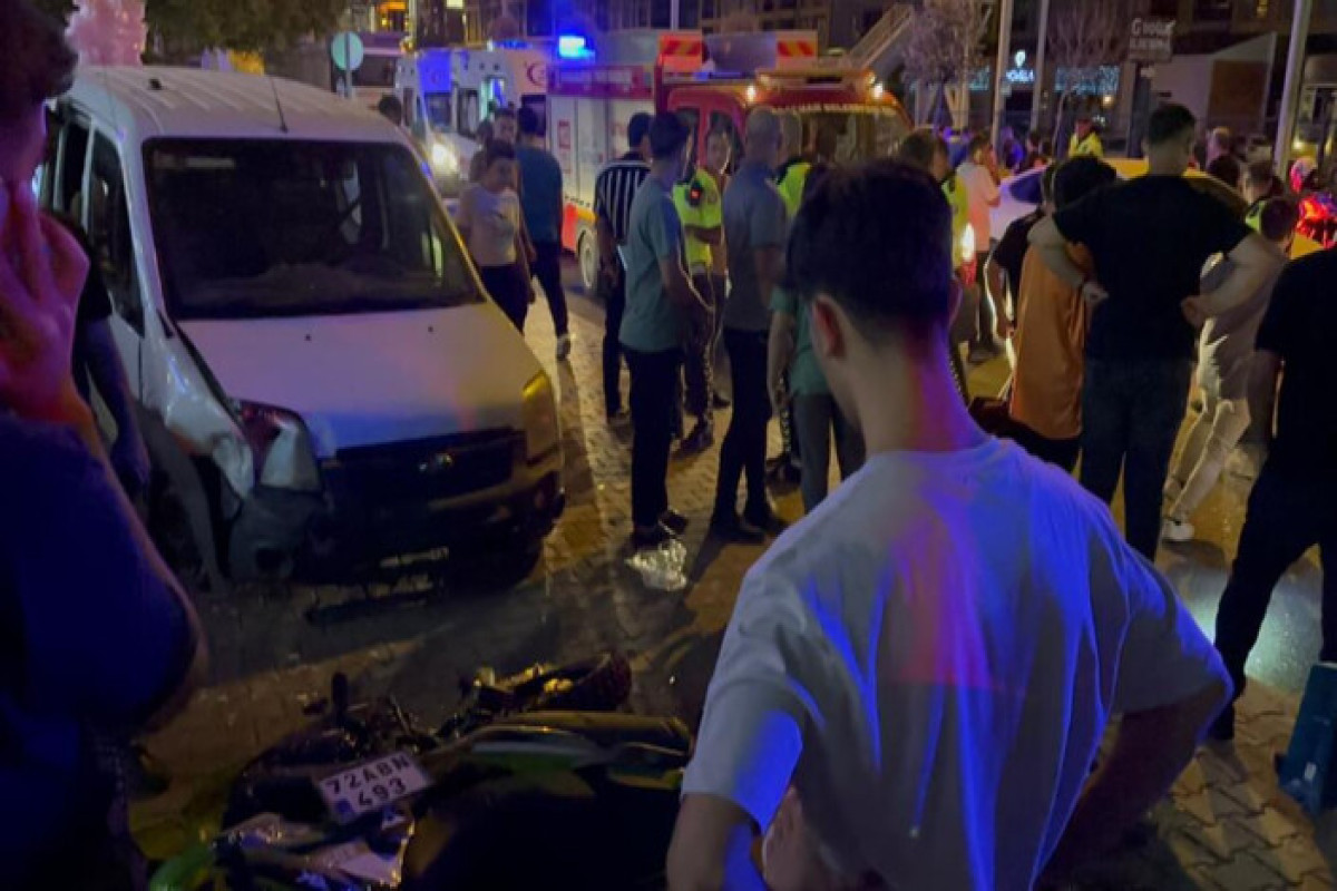 Türkiyədə mülki polis maşını qəzaya uğrayıb, beş nəfər xəsarət alıb