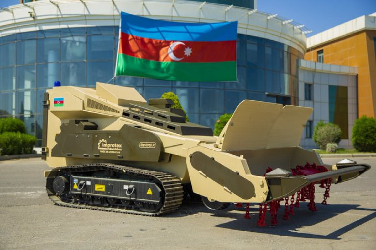 Азербайджанские предприниматели подарили машину для разминирования