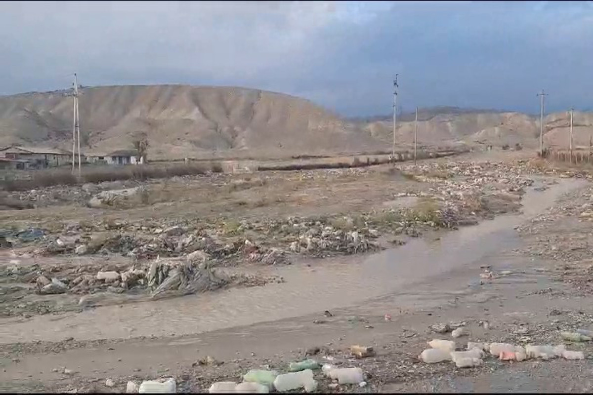 В Гейчае наводнение смыло мусорный полигон-ВИДЕО 