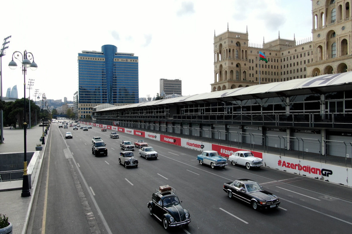 Парад и выставка ретро-автомобилей на центральных улицах Баку-ФОТО