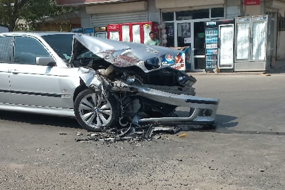 Biləsuvarda BMW ilə "KamAZ" toqquşub, xəsarət alan var