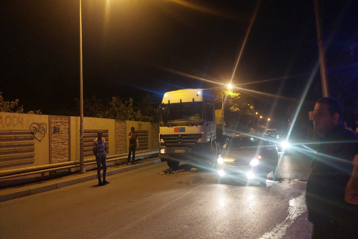 В Баку столкнулись грузовой и легковой автомобили