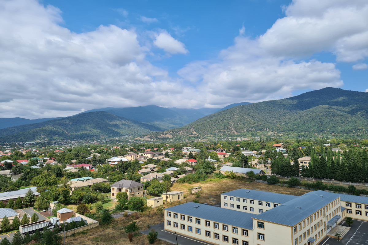Balakəndə körpüdən özünü atmaq istəyən qız xilas edilib