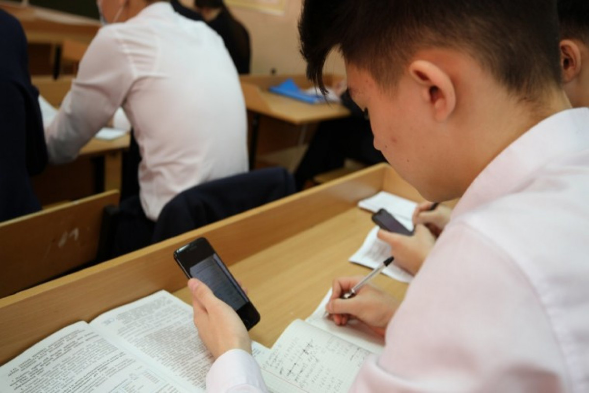В России запретят использование мобильных телефонов в школах