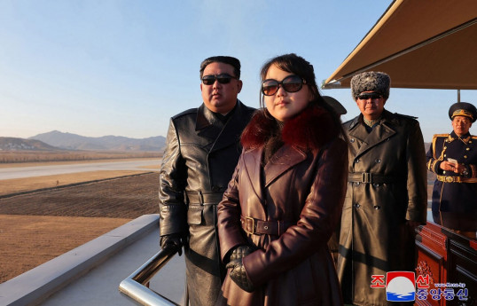 Şimali Koreya lideri qızı ilə birlikdə aviabazada yoxlanış keçirib