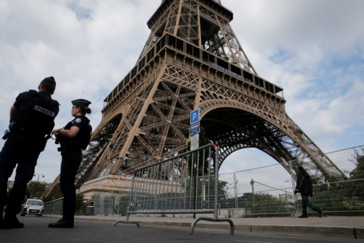 В Париже неизвестный напал на прохожих, есть убитый и раненый-<span class="red_color">ОБНОВЛЕНО