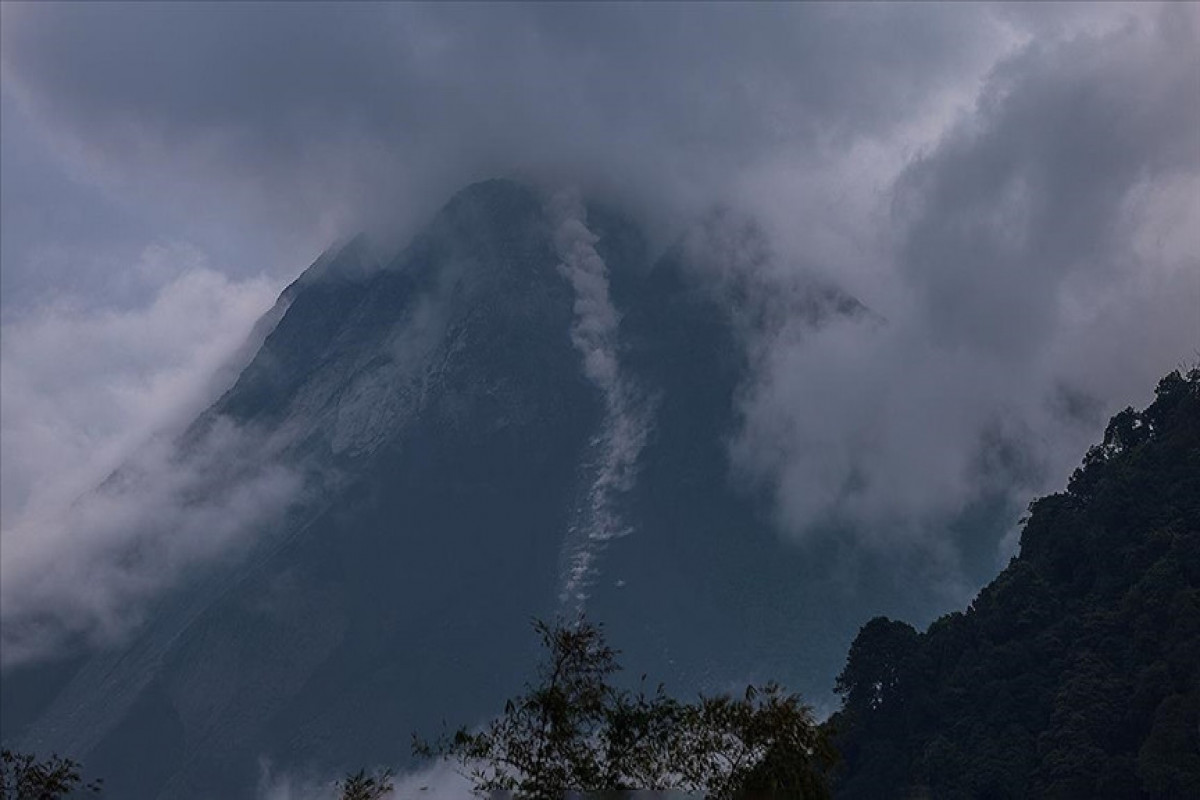 İndoneziyada Merapi dağında 3000 metr hündürlüyündə vulkan püskürüb