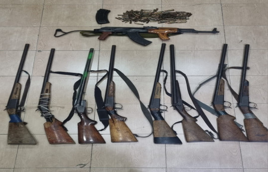 Saatlı sakini ov tüfəngini və F-1 əl qumbarasını polis əməkdaşlarına təhvil verib