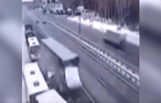 Rusiyada yük maşını qvardiyanın konvoyuna çırpılıb, ölən və yaralananlar var