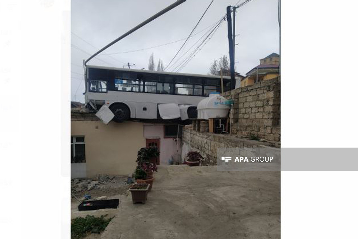 Bakıda qəzaya düşən avtobus evin damına çıxıb - FOTO  - VİDEO 