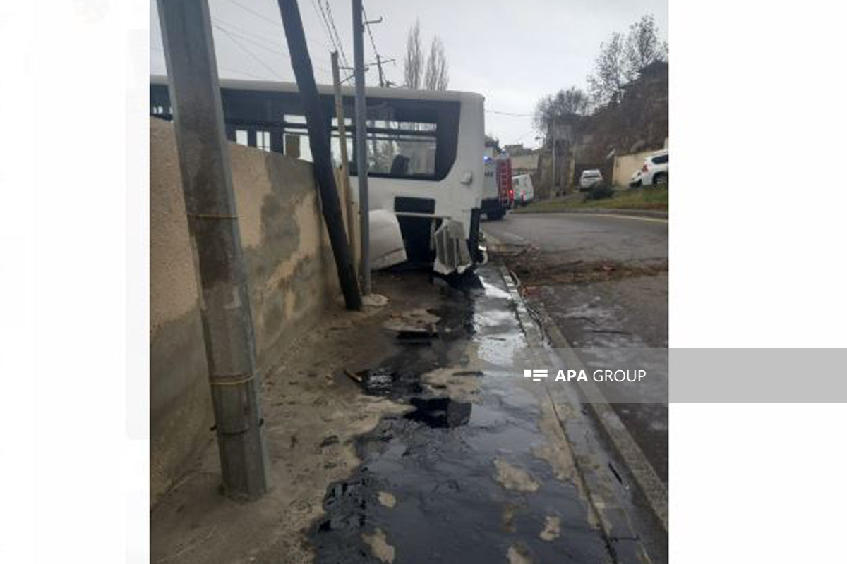 Bakıda qəzaya düşən avtobus evin damına çıxıb - FOTO  - VİDEO 